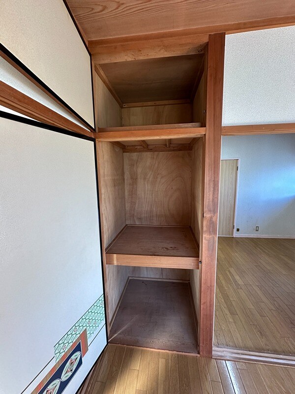 物件内観写真20　(北東側洋室収納)