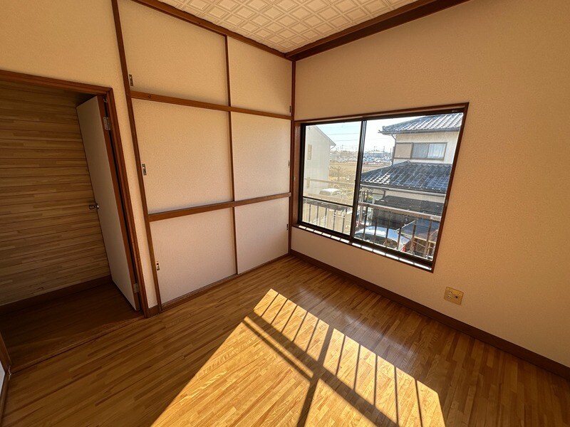 物件内観写真6　(2階南側洋室)