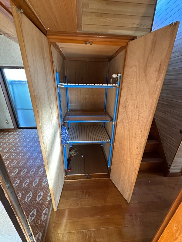 物件内観写真24　(1階廊下収納)