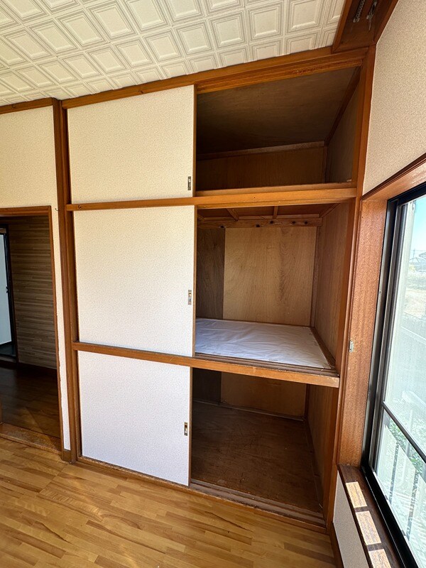 物件内観写真31　(2階南側洋室収納)