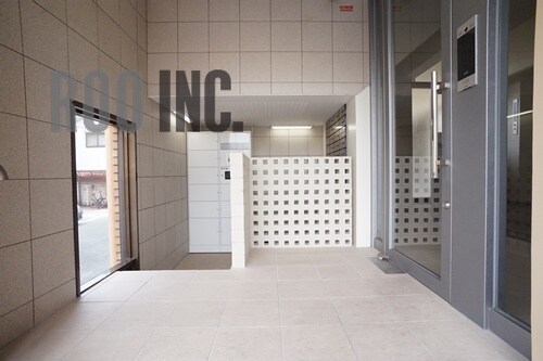 物件外観写真7　(エントランス奥に宅配ボックス新設です)