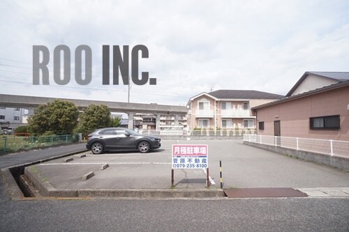 物件外観写真6　(建物前に１台駐車可能ですが、少し狭い場合には月極もお探ししま)