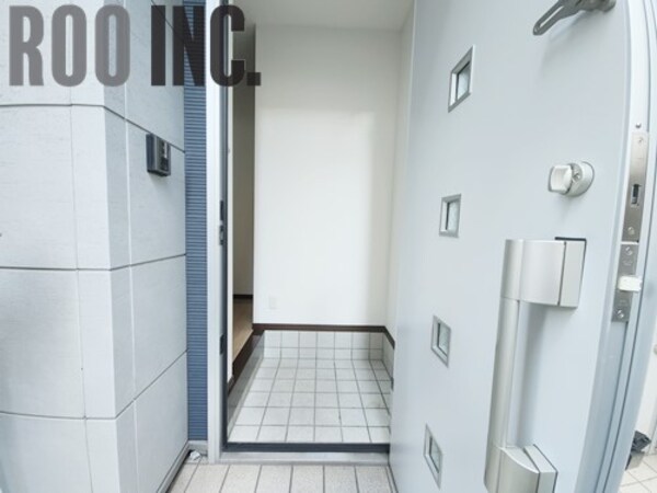 玄関(写真は反転のお部屋です)