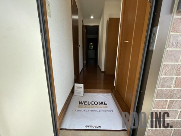 玄関(写真は反転のお部屋です)