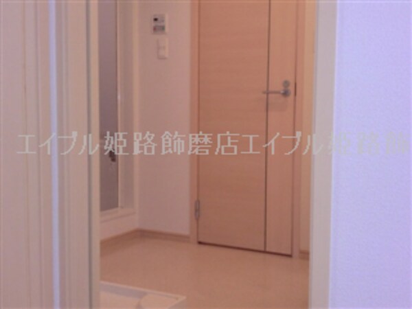 玄関(写真は反転のお部屋です)