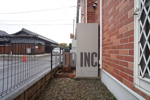 物件外観写真7　(全部屋勝手口に庭が付いてます。蛇口もありますよ。)