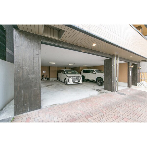 駐車場(車をお持ちの方に嬉しい駐車場付きの物件です)
