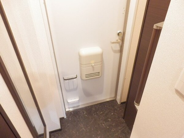 玄関(シューズボックスも広く、傘立てまで付いてます)