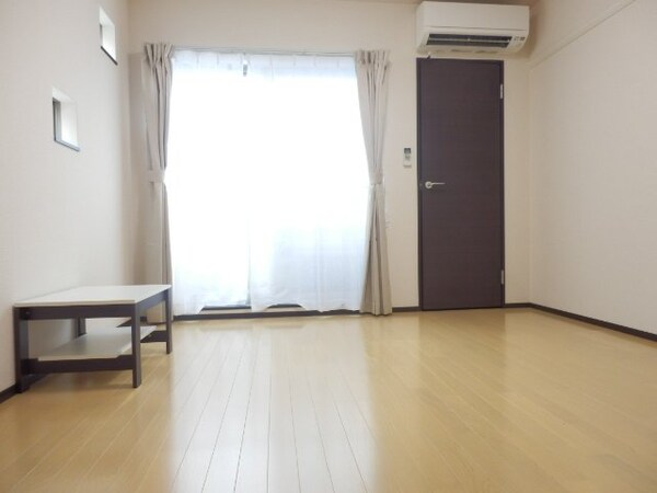 寝室(落ち着いて過ごせるお部屋なので、寝室にいかがでしょうか)