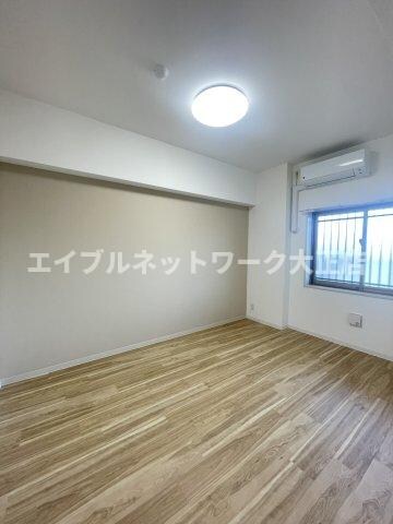 物件内観写真7　(エアコン付き洋室)