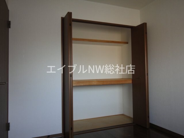 物件内観写真15　(洋室収納)