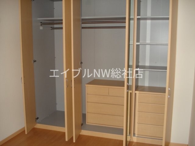 物件内観写真9　(洋室収納)