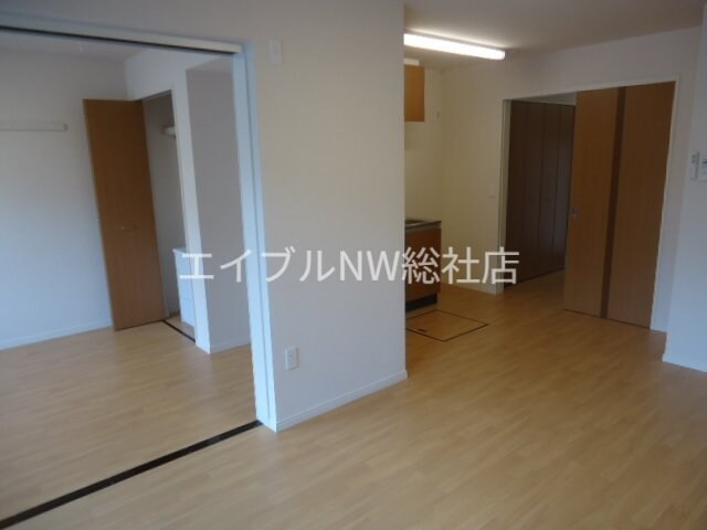 物件内観写真15　(リビングから洋室)