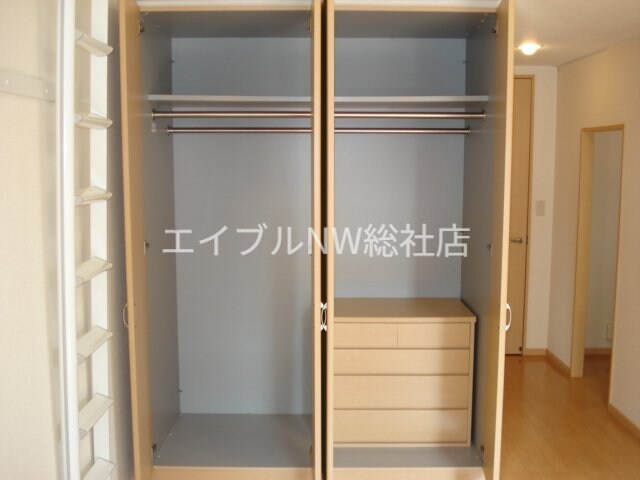 物件内観写真10　(リビング収納内小ダンス付)