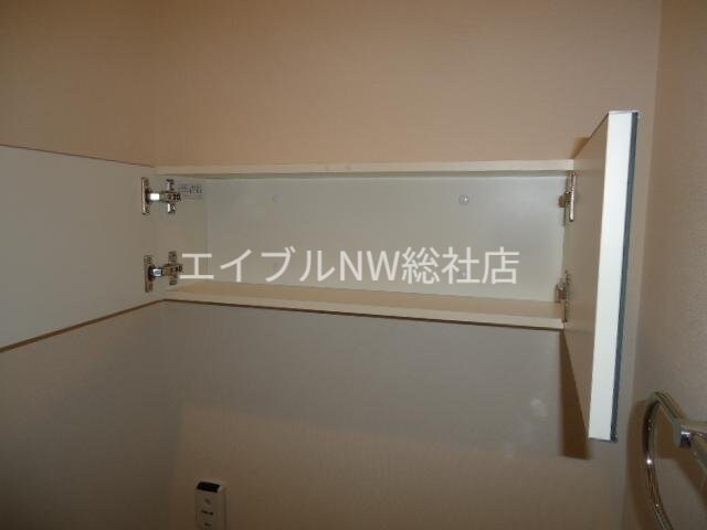 物件内観写真17　(トイレ収納)