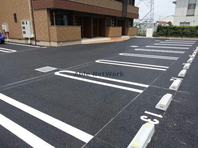 物件外観写真13　(敷地内駐車場)