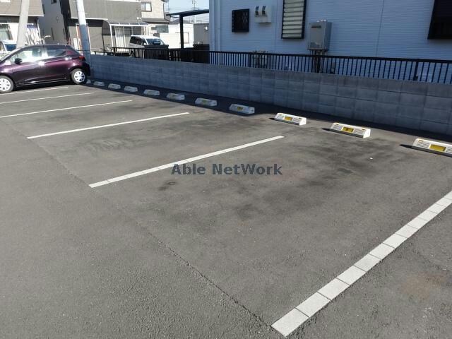 物件外観写真14　(敷地内駐車場)