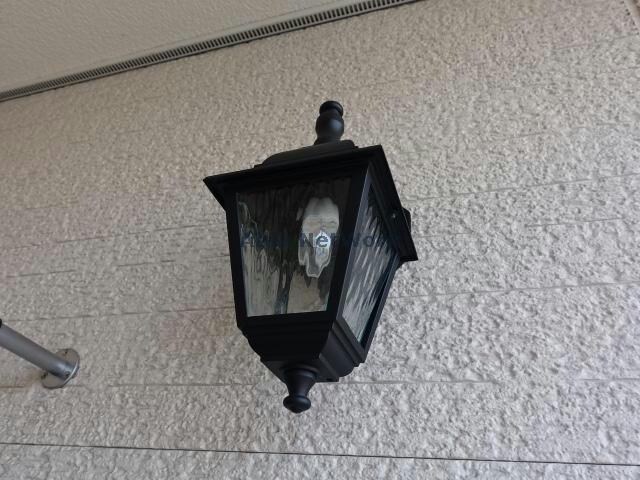 物件外観写真10　(玄関照明)