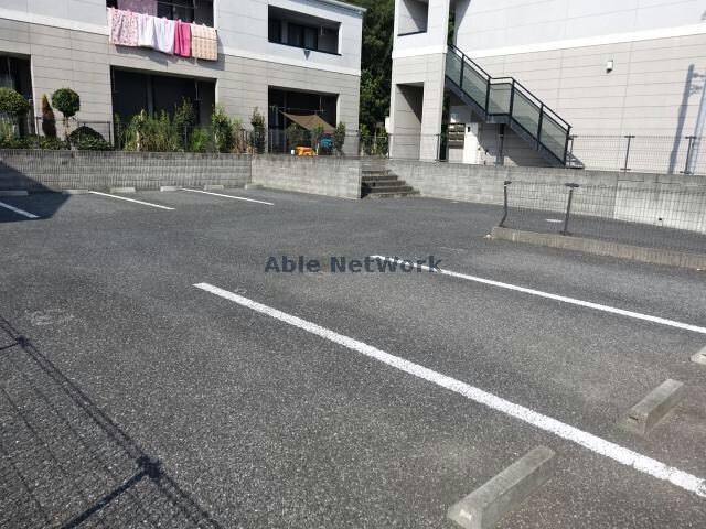 物件外観写真13　(敷地内駐車場)