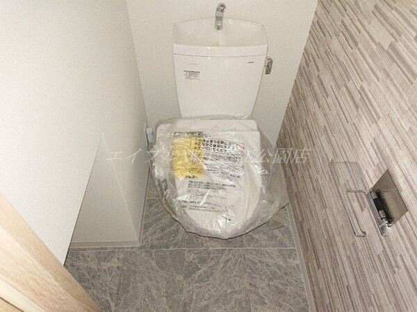 トイレ(建築中写真★奇数階と偶数階で壁クロスと床の色が異なります★)