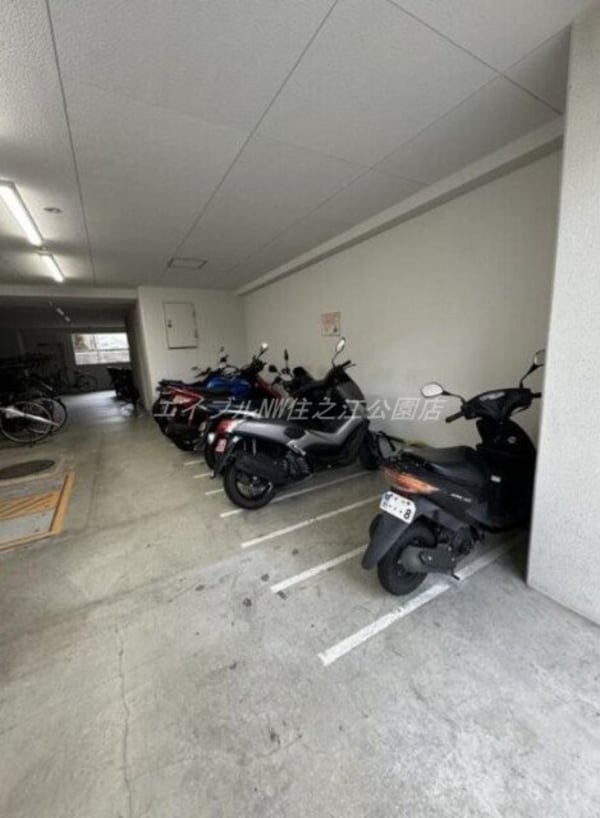 オートバイ駐輪場
