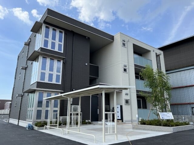 物件外観写真1　(３階建てのオシャレな外観)