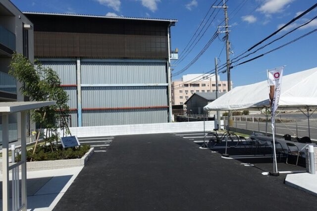 物件外観写真3　(広々とした駐車スペース)