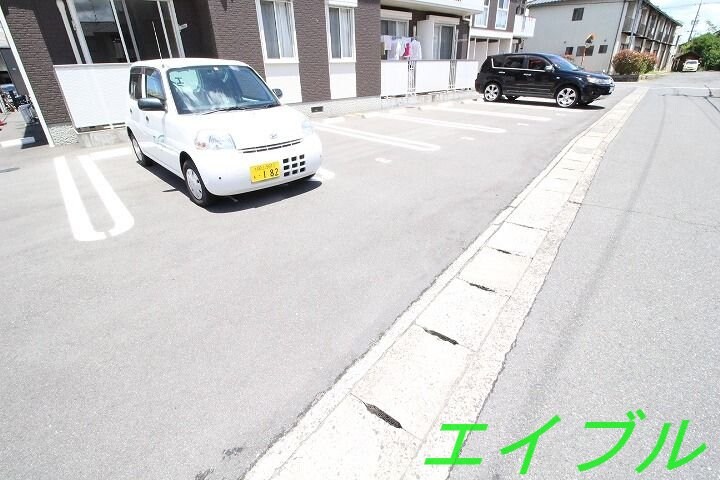 物件外観写真4　(駐車場)