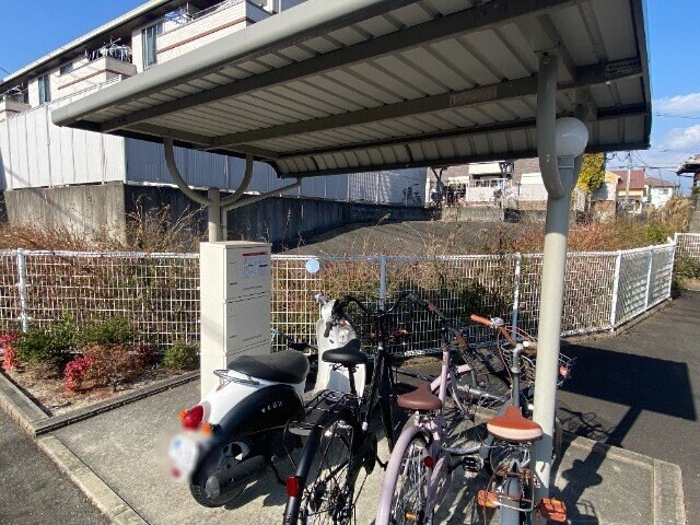 物件外観写真4　(宅配ボックス,駐輪場)