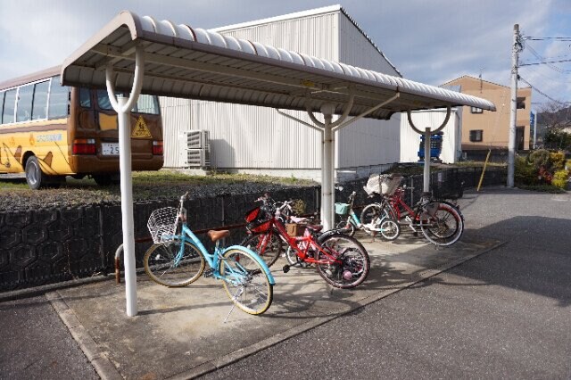物件外観写真4　(駐輪場)