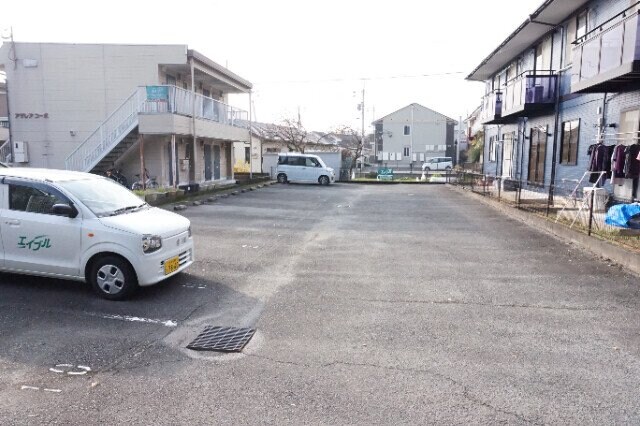 サンライフ山中の駐車場