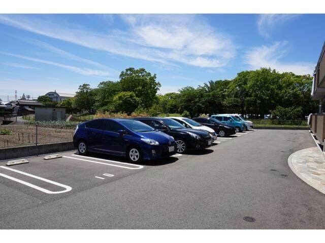 物件外観写真5　(駐車場)