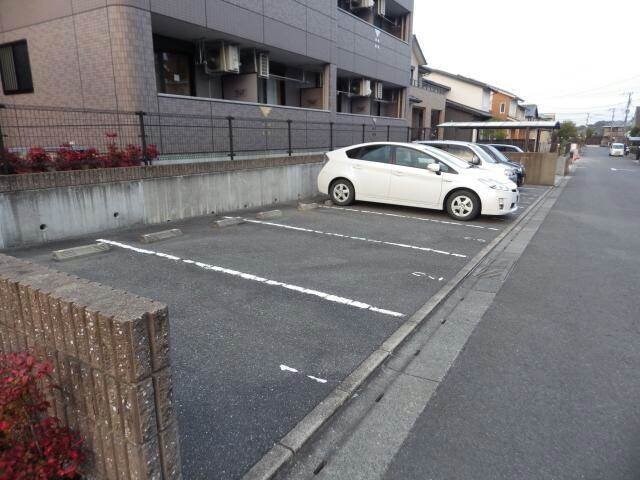 物件外観写真2　(駐車場)