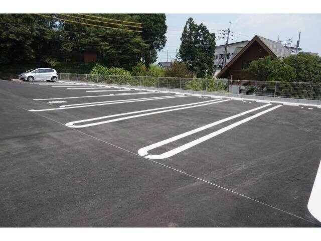 物件外観写真3　(駐車場)