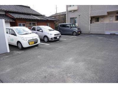 物件外観写真4　(駐車場)