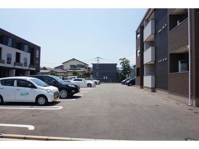 物件外観写真3　(駐車場)