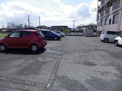 物件外観写真4　(駐車場)