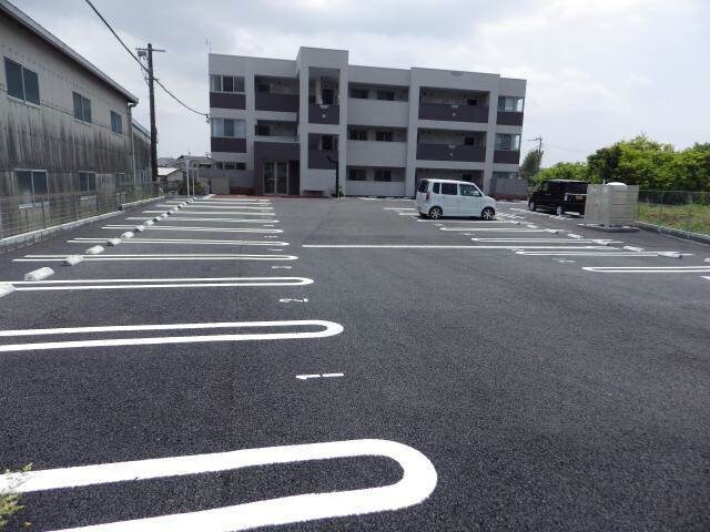 物件外観写真5　(駐車場)