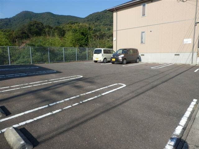 物件外観写真4　(駐車場)