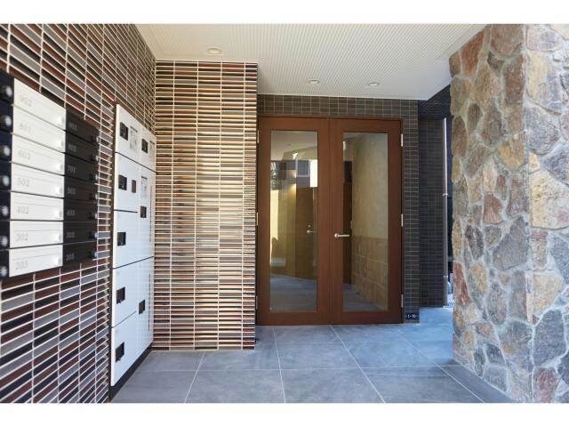 物件外観写真2　(エントランス部分)