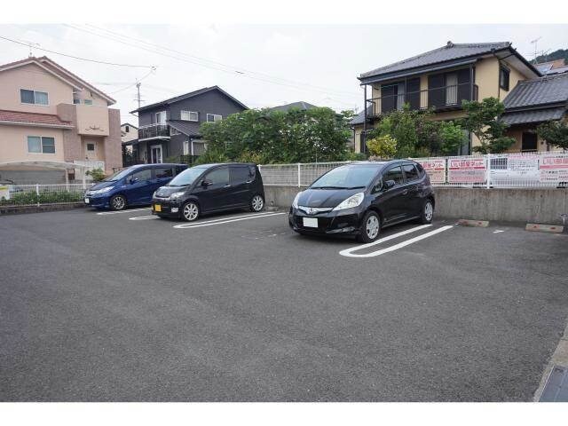 物件外観写真3　(駐車場)