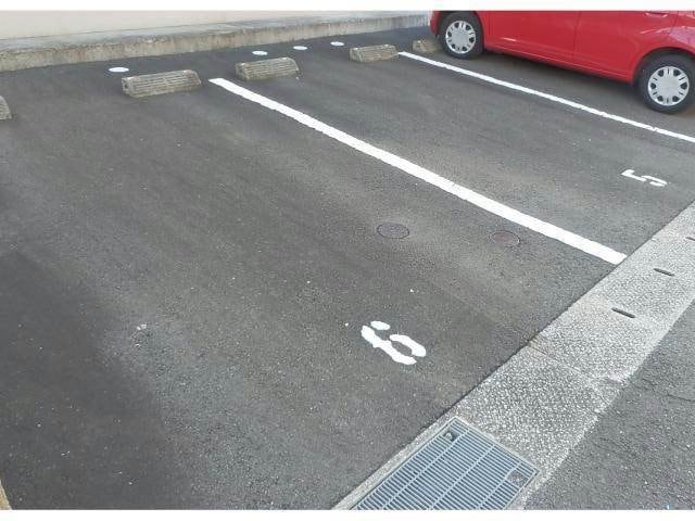 物件外観写真4　(駐車場)