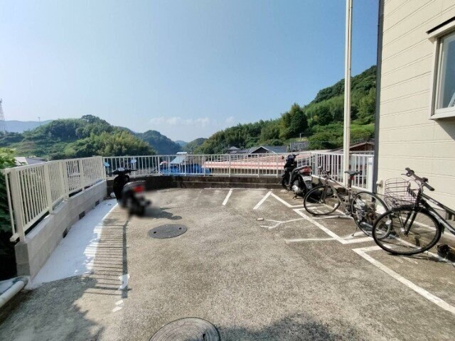 物件外観写真4　(駐輪場)