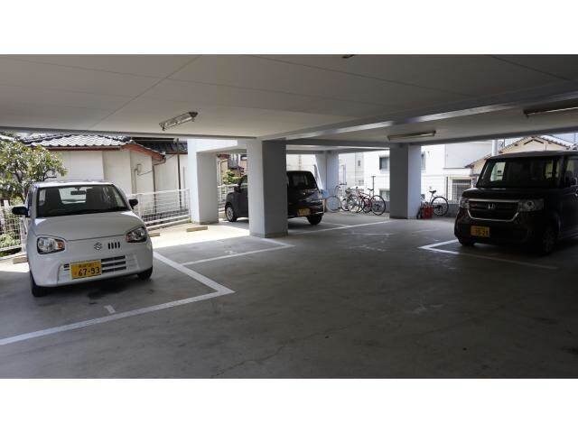 物件外観写真3　(駐車場)