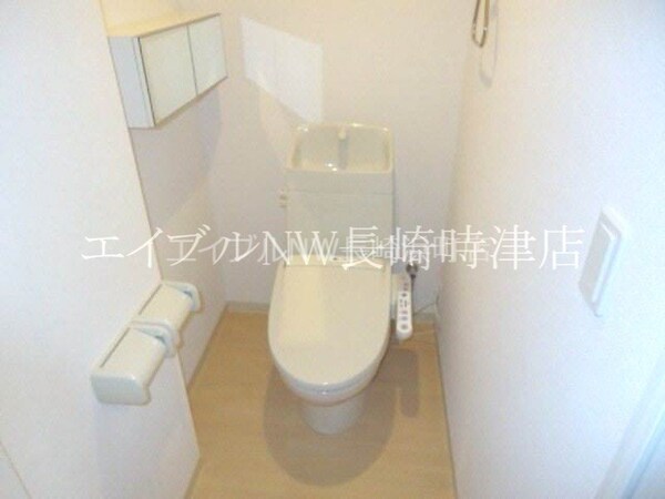 トイレ(※罰号室の写真になります。)
