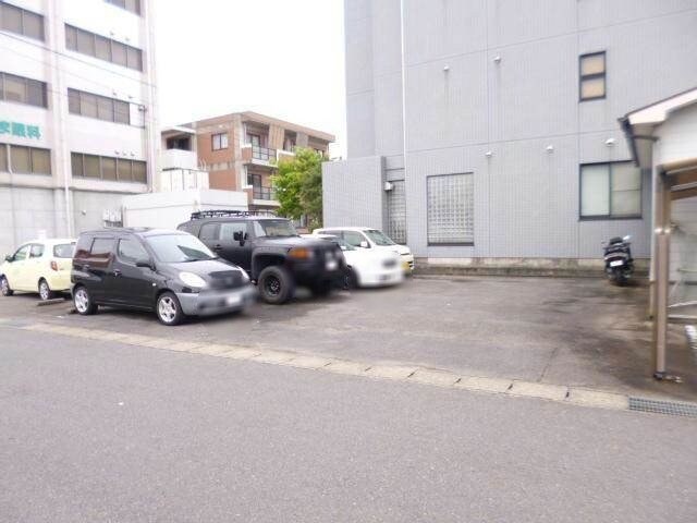 物件外観写真2　(駐車場)
