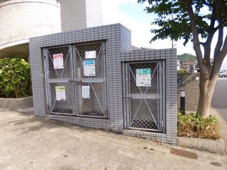 物件外観写真3　(敷地内ゴミ置き場)