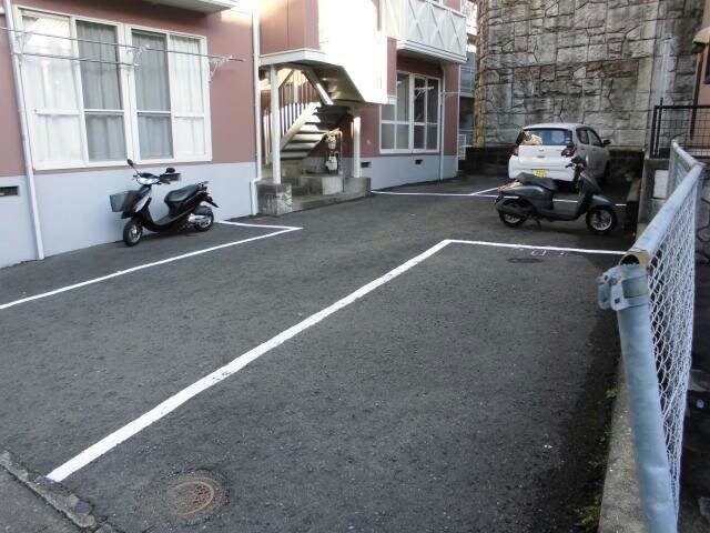 物件外観写真3　(駐車場)