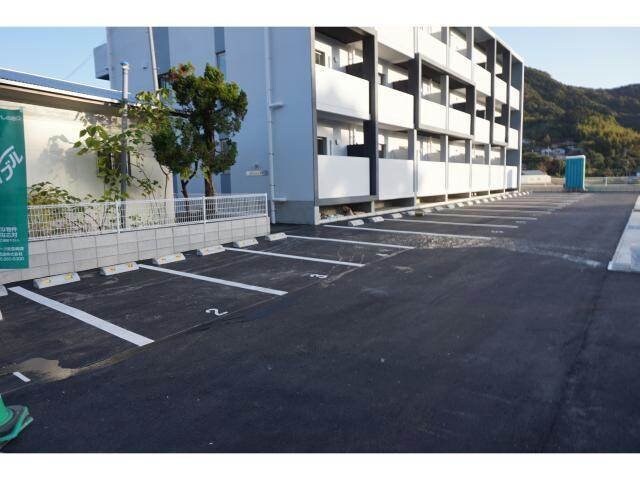 物件外観写真3　(駐車場)