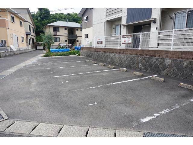物件外観写真5　(駐車場)